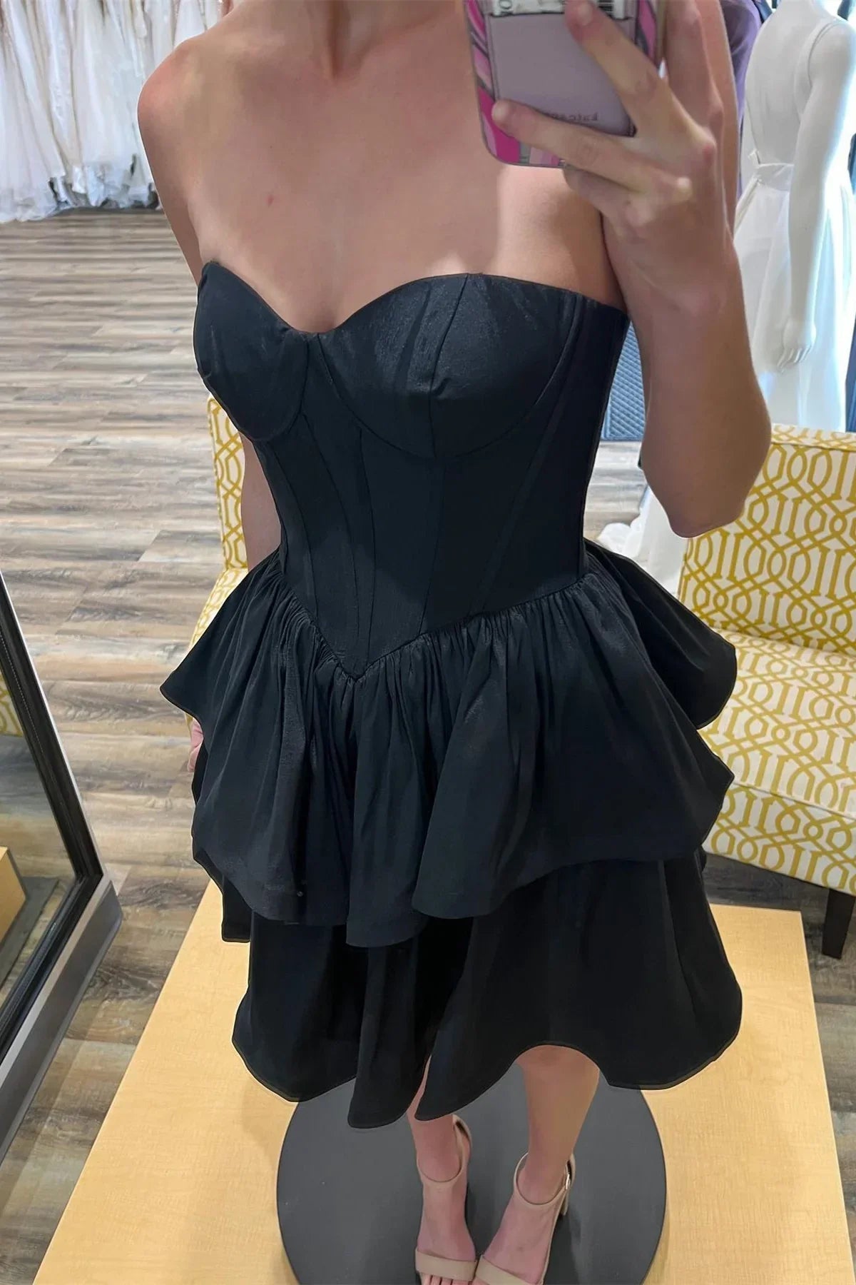 Schwarzes trägerloses Satin-Mehrschichten-Heimkehrkleid Y2070