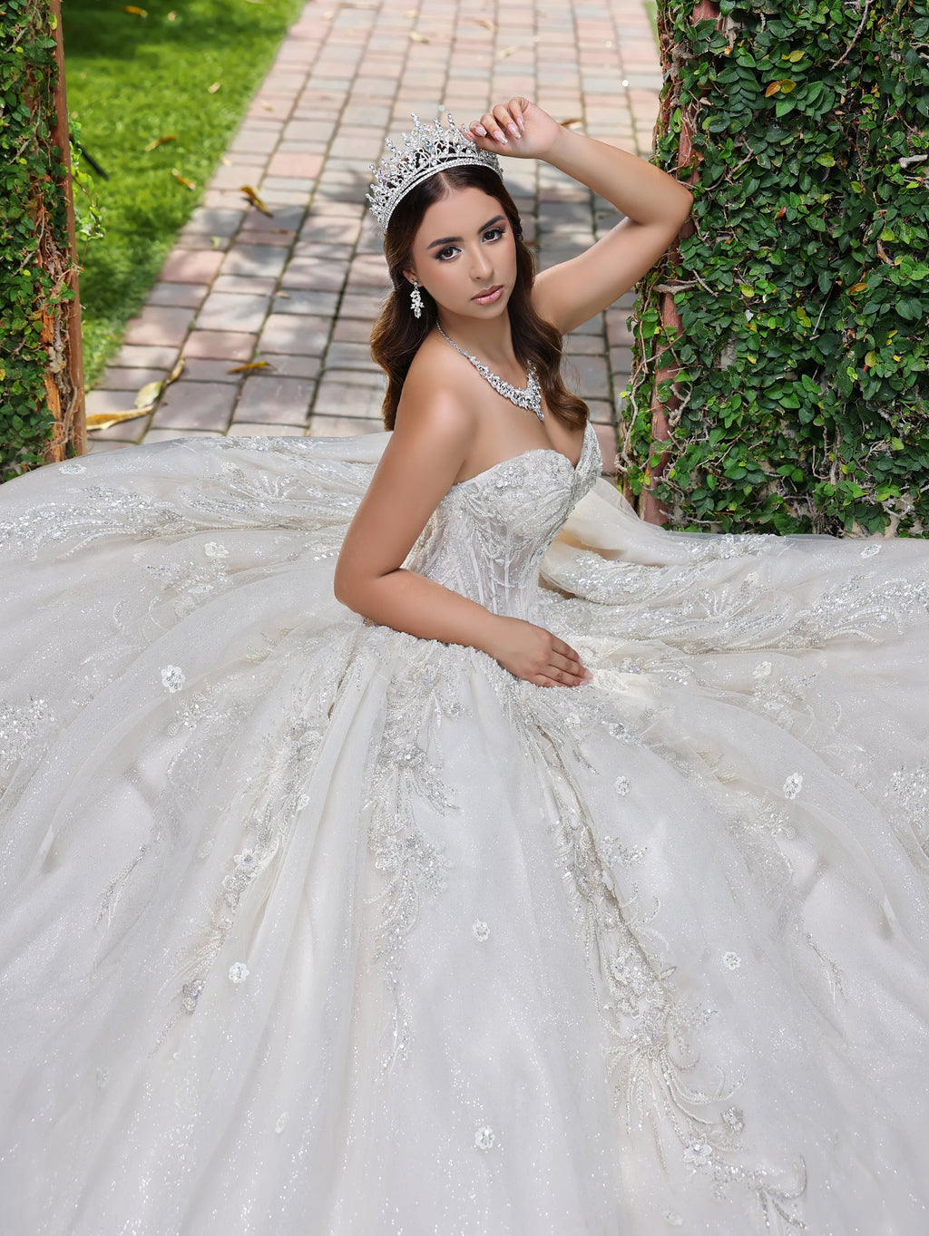 Trägerloses Ballkleid mit Applikation von LizLuo Fiesta 56532