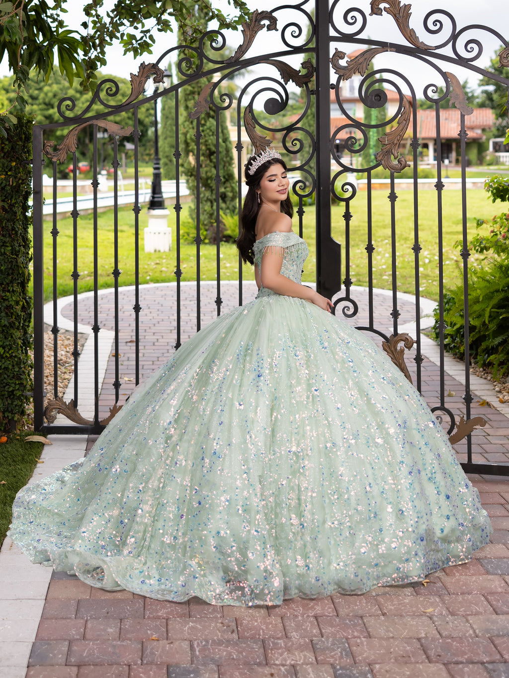 Vestido de baile com franjas e ombros à mostra de LizLuo Fiesta 56536