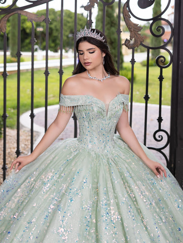 Vestido de baile com franjas e ombros à mostra de LizLuo Fiesta 56536