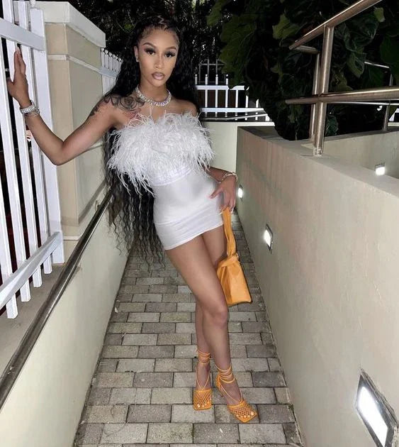Vestido Corto Blanco Sin Tirantes de Satin con Plumas para Fiesta de Regreso a Casa Vestido de Cóctel Y7845