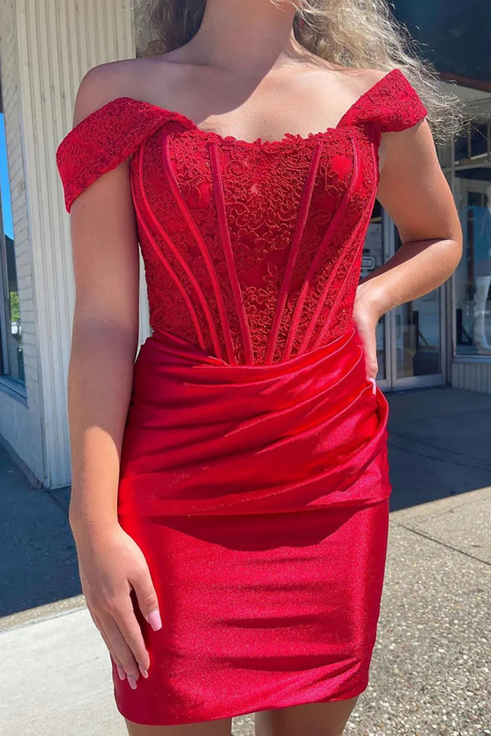 Niedliche rote Satin-Heimkehrballkleider mit Spitze und offenen Schultern