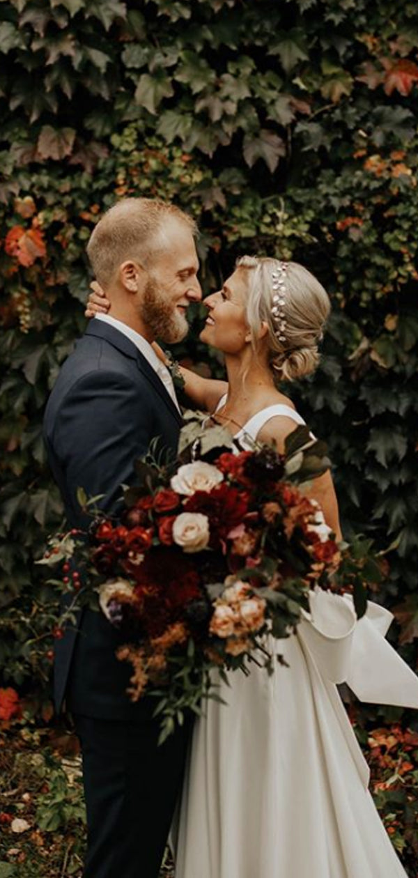 Novos vestidos de noiva compridos em chiffon com decote em V e corte A, duas peças. DB10476