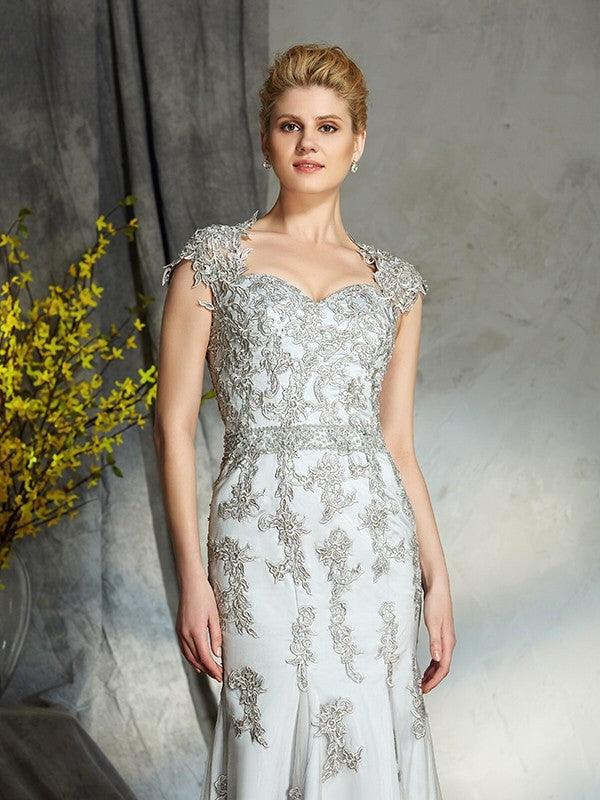 Vestidos compridos de cetim para mãe da noiva com aplicações de coração e bainha/coluna sem mangas