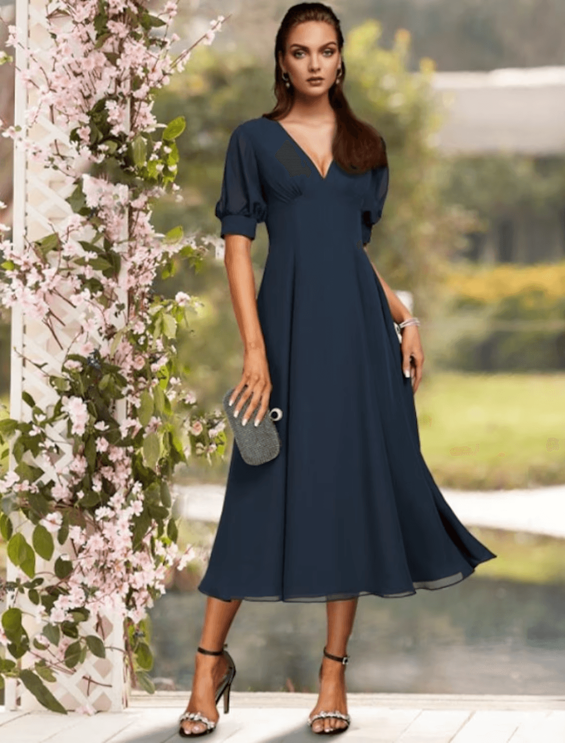 Vestido de mãe da noiva com bainha/coluna, minimalista, elegante, decote em V, comprimento médio, cetim, manga curta com franzido, cor sólida