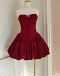 Niedliches burgunderrotes Samt-Homecoming-Kleid Plissiertes glänzendes Cocktailkleid Y7752