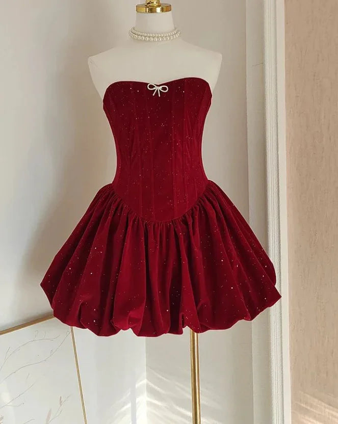 Niedliches burgunderrotes Samt-Homecoming-Kleid Plissiertes glänzendes Cocktailkleid Y7752