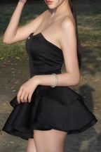Schickes Trägerloses Schwarzes Satin Kurzes Abschlussballkleid Geschichtetes Homecoming-Kleid Abschlusskleid Y7622