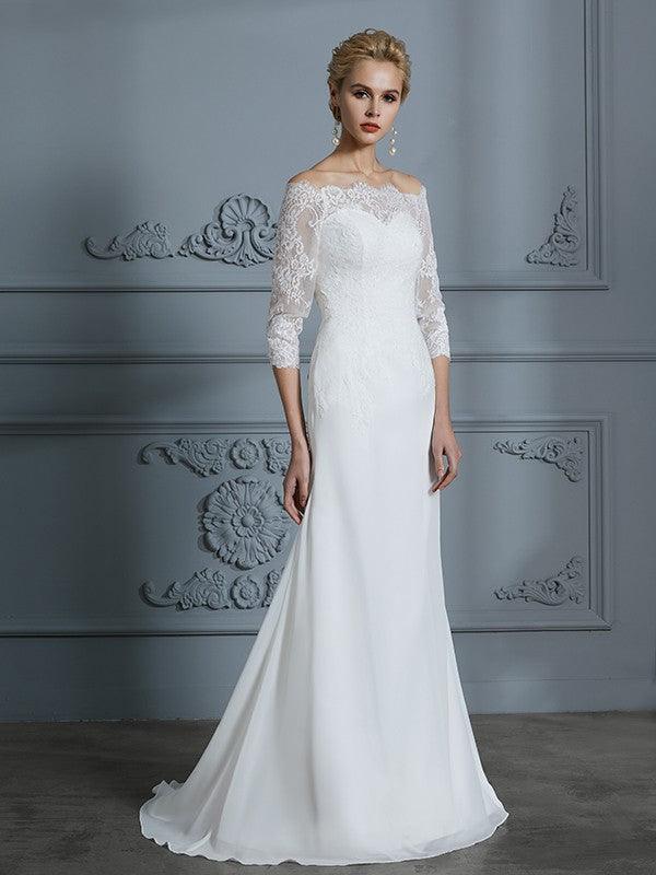 Robe de mariée en mousseline de soie avec emmanchures trompette/sirène, manches mi-longues, décolleté tombant sur les épaules et traîne balayée/effleurée