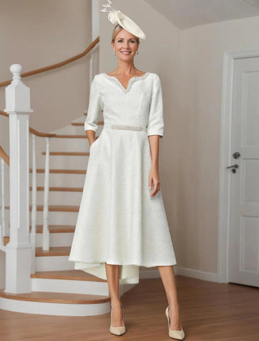 Elegantes Kleid für die Brautmutter mit hohem und niedrigem V-Ausschnitt, asymmetrischer Länge, 3/4-Ärmeln aus Polyester und Perlen
