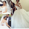 Abito da sposa a palloncino con scollatura a cuore, spalle scoperte e maniche corte, bianco e decorato con applicazioni eleganti e deliziose. DB0281
