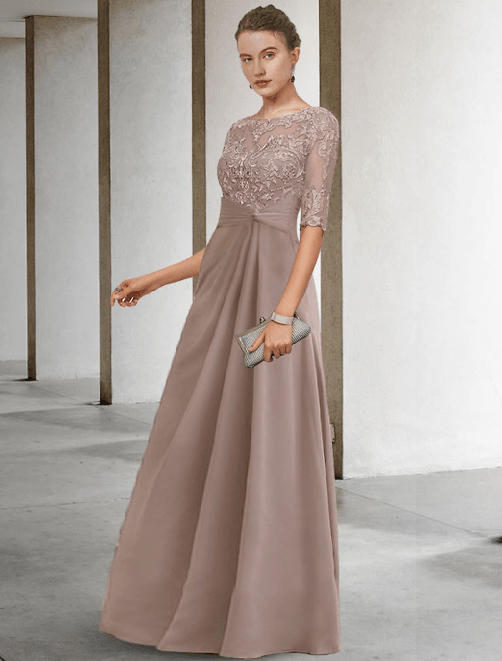Vestido de mãe da noiva estilo tubo/coluna, tamanho grande, elegante, decote em joia, comprimento até ao chão, chiffon, renda, manga curta com aplicações, drapeado lateral