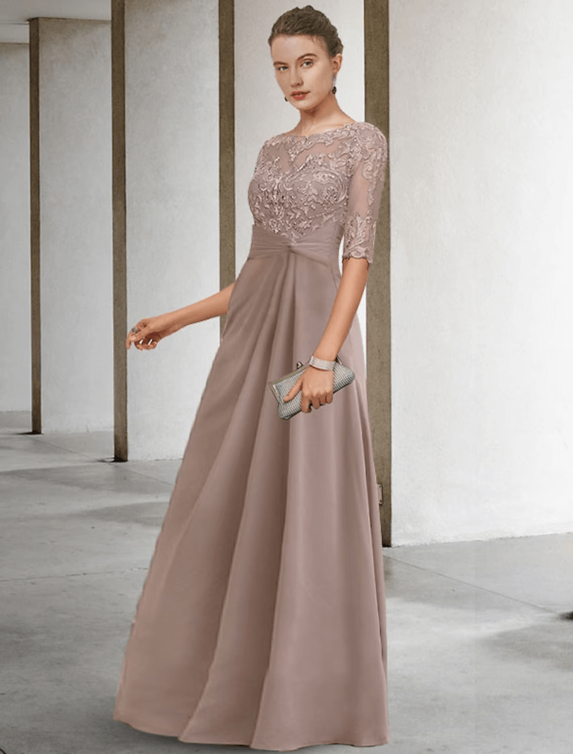 Vestido de mãe da noiva estilo tubo/coluna, tamanho grande, elegante, decote em joia, comprimento até ao chão, chiffon, renda, manga curta com aplicações, drapeado lateral