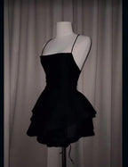 Sexy Rückenfreies Kurzes Abschlussballkleid Schwarzes Satin Homecoming-Kleid Y7620
