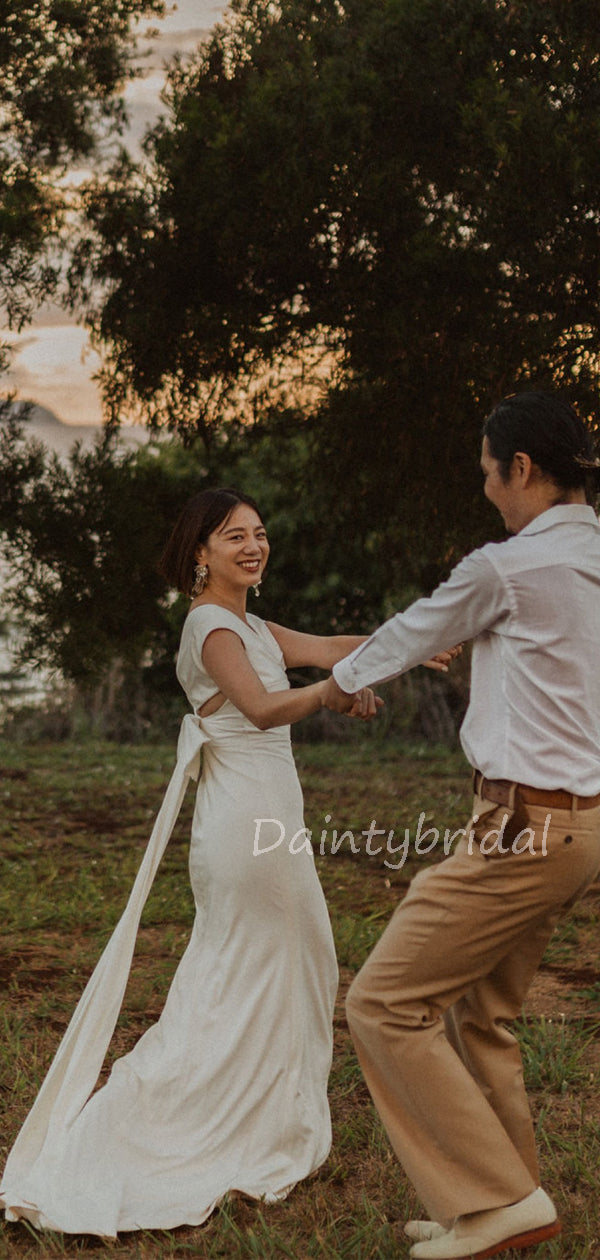 Vestidos de noiva compridos com decote em V e alças finas, estilo sereia, com atilhos nas costas. DB10623