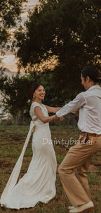 Vestidos de noiva compridos com decote em V e alças finas, estilo sereia, com atilhos nas costas. DB10623