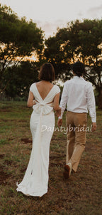 Vestidos de noiva compridos com decote em V e alças finas, estilo sereia, com atilhos nas costas. DB10623