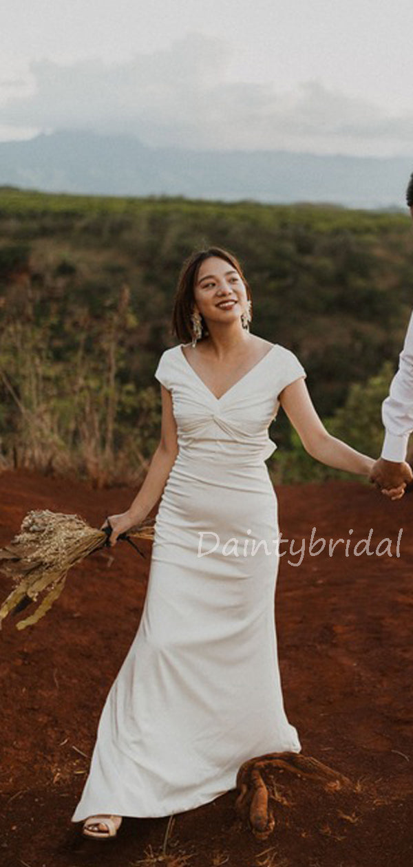 Vestidos de noiva compridos com decote em V e alças finas, estilo sereia, com atilhos nas costas. DB10623