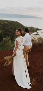 Vestidos de noiva compridos com decote em V e alças finas, estilo sereia, com atilhos nas costas. DB10623