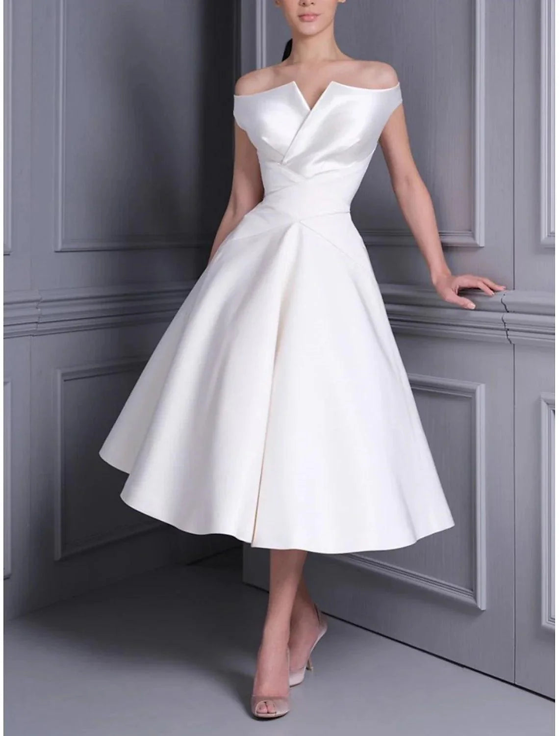 Robes de mariée simples Robes de mariée pour femmes mûres Robe fourreau / colonne Décolleté en V Sans manches Longueur genou Robes de mariée en mousseline