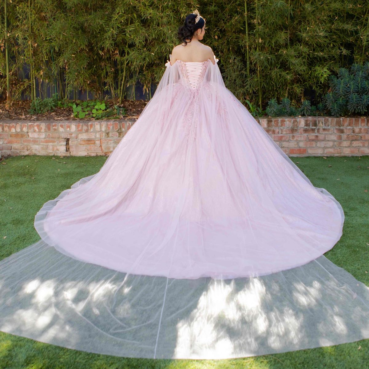 Ballkleid mit Cape-Ärmeln von Cinderella Couture 8270J