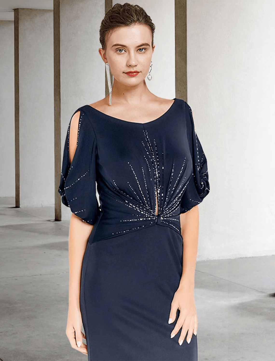 Vestido de mãe da noiva com bainha/coluna, tamanho grande, elegante, decote em joia, cauda longa/escova, chiffon elástico, manga curta com missangas