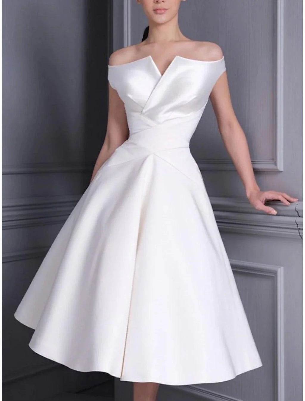 Robes de mariée simples Robes de mariée pour femmes mûres Robe fourreau / colonne Décolleté en V Sans manches Longueur genou Robes de mariée en mousseline