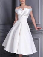 Robes de mariée simples Robes de mariée pour femmes mûres Robe fourreau / colonne Décolleté en V Sans manches Longueur genou Robes de mariée en mousseline