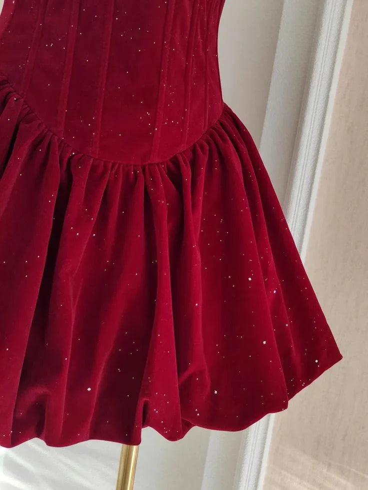 Niedliches A-Linien Trägerloses Burgunder Samt Rüschen Abschlussballkleid Y7972
