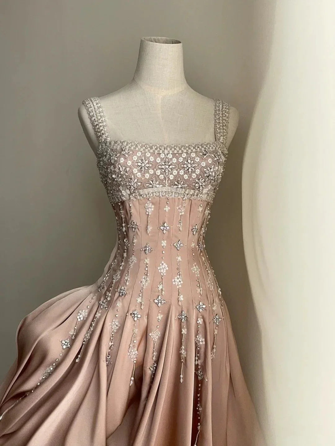 Luxuriöses nacktfarbenes Satin-Heimkehrkleid mit handgefertigten Diamantperlen Y4542