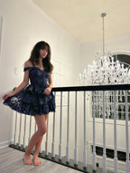 Vestido corto de fiesta de bienvenida en azul marino con escote corazón, encaje y corte en A de varios niveles Y8107