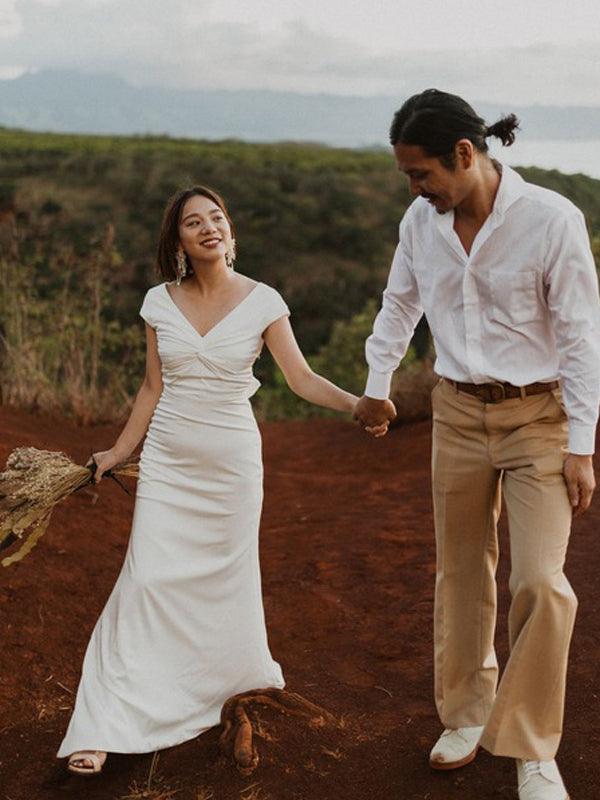 Vestidos de noiva compridos com decote em V e alças finas, estilo sereia, com atilhos nas costas. DB10623