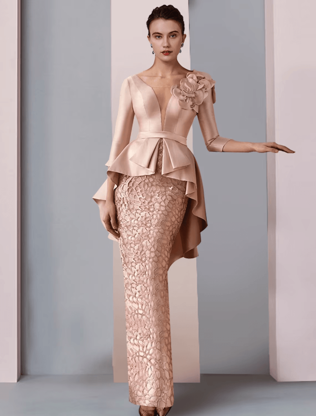 Vestido tubinho/coluna para mãe da noiva, festa de casamento, elegante, decote em V, comprimento até ao chão, cetim, renda, manga 3/4, com aplicações, folhos em cascata, flores