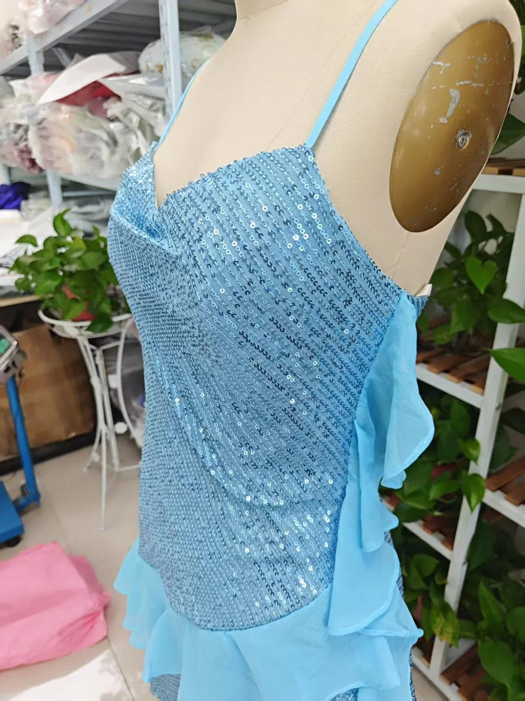 Hermoso Vestido de Cóctel y Homecoming Azul con Tirantes al Cuello, Lentejuelas, Chifón y Volantes Modelo Y8251