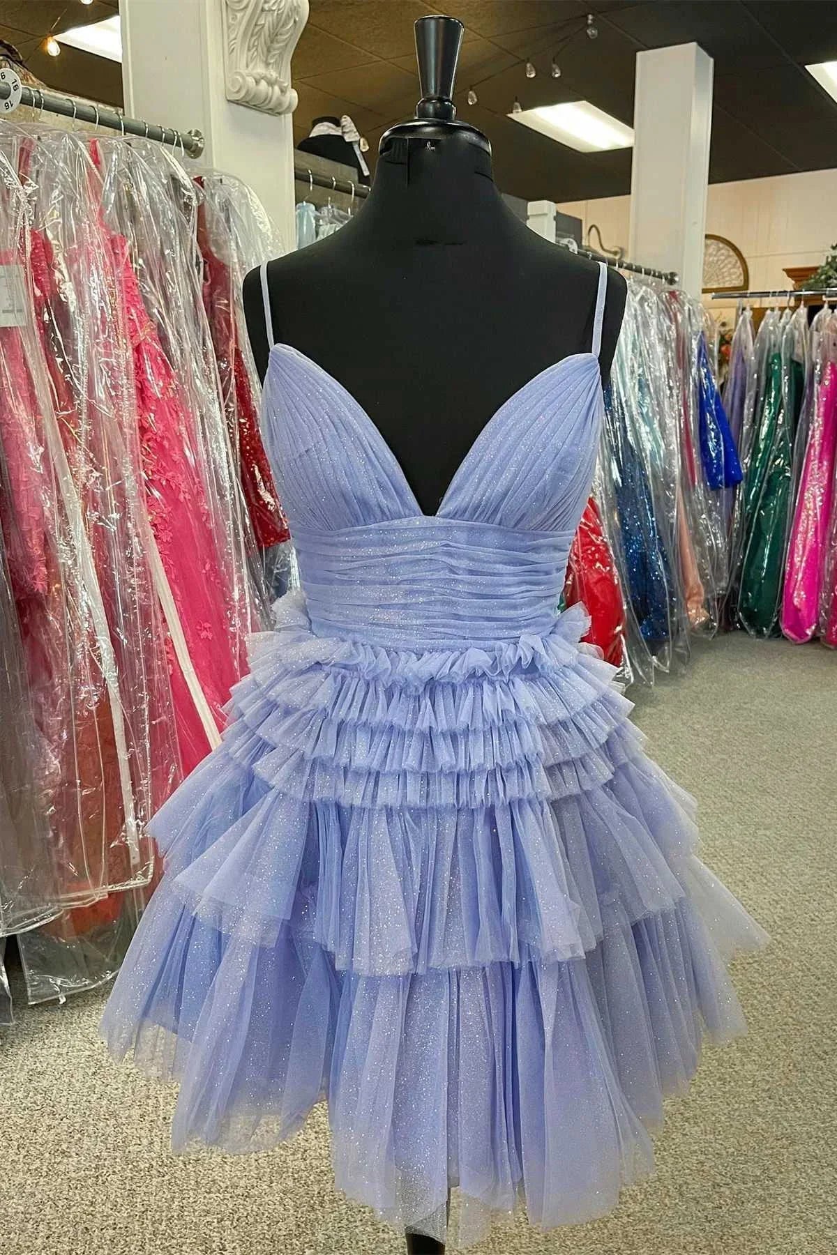 Mehrstufiges V-Ausschnitt-Trägerloses A-Linien-Kurzpartykleid A-Linien-Homecoming-Kleid Y2350