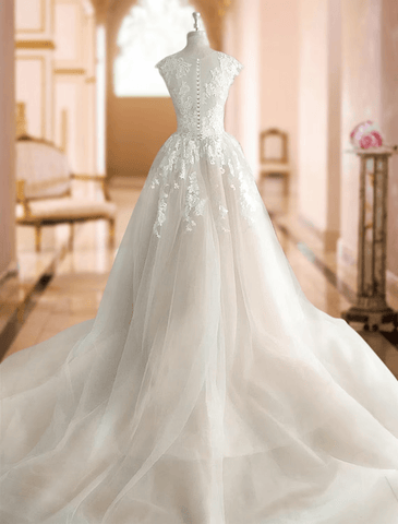 Formelle Brautkleider Kapellenschleppe Ballkleid Ärmellos Illusionsausschnitt Spitze Brautanzüge Mit Knöpfen Applikationen