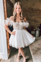 Vestido de Baile de Finalistas Branco com Penas, Ombro à Mostra e Miçangas Y2826