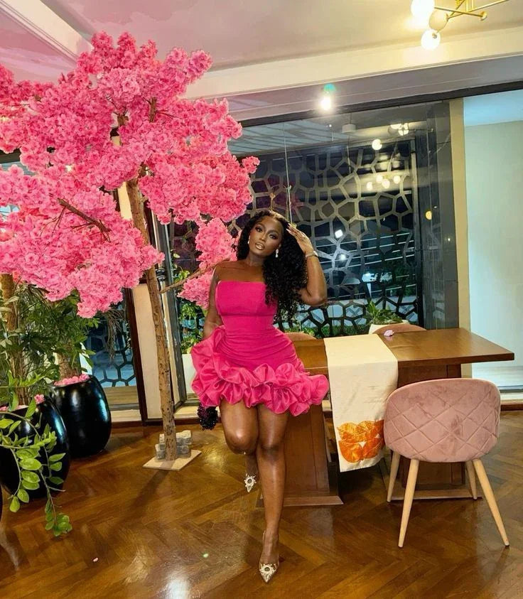 Robe de bal unique sans bretelles rose vif plissée courte pour anniversaire Y7853
