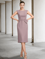 Vestido de mãe da noiva de duas peças com bainha/coluna, tamanho grande, elegante, decote em joia, comprimento até ao joelho, chiffon, renda, manga curta, casaco incluído, vestidos com faixa/fita, pregadeira de cristal