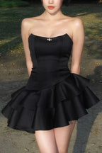 Schickes Trägerloses Schwarzes Satin Kurzes Abschlussballkleid Geschichtetes Homecoming-Kleid Abschlusskleid Y7622