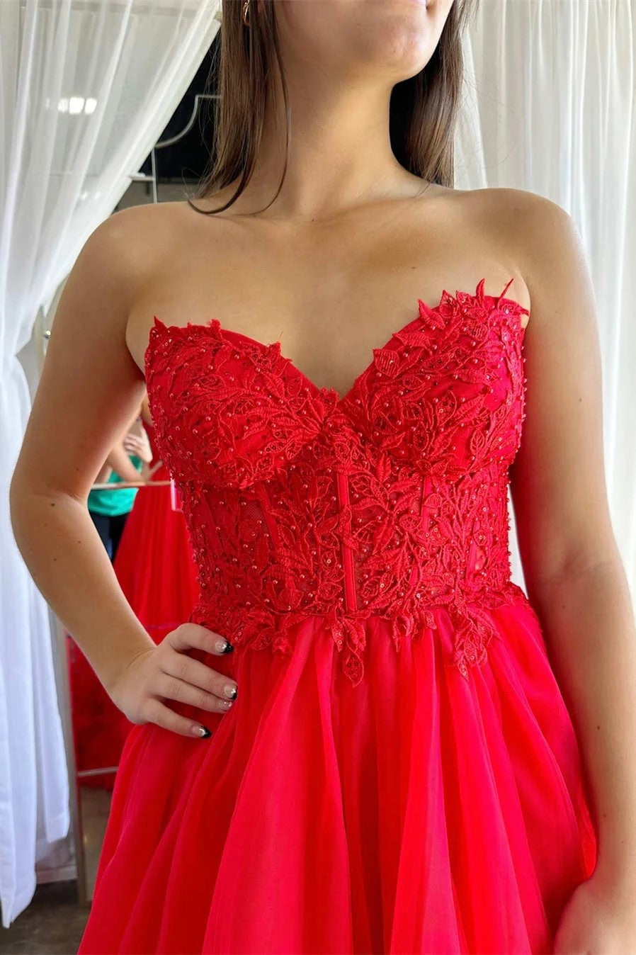 Vestido de festa vermelho com corte em A e folhos, corpete em forma de coração, PSK493