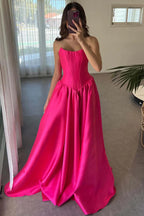 Vestido de festa em cetim rosa choque, sem alças, com decote redondo e corpete, PSK671
