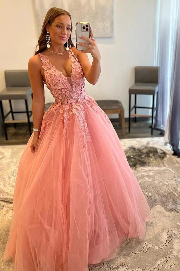 Vestido de festa em corte A, decote em V, aplicações de tule rosa blush e racha PSK472