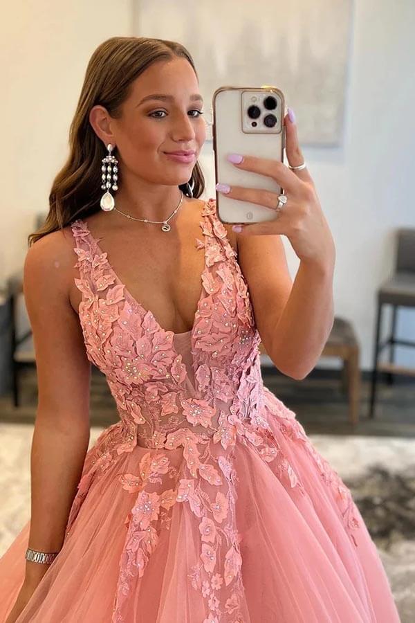 Vestido de festa em corte A, decote em V, aplicações de tule rosa blush e racha PSK472