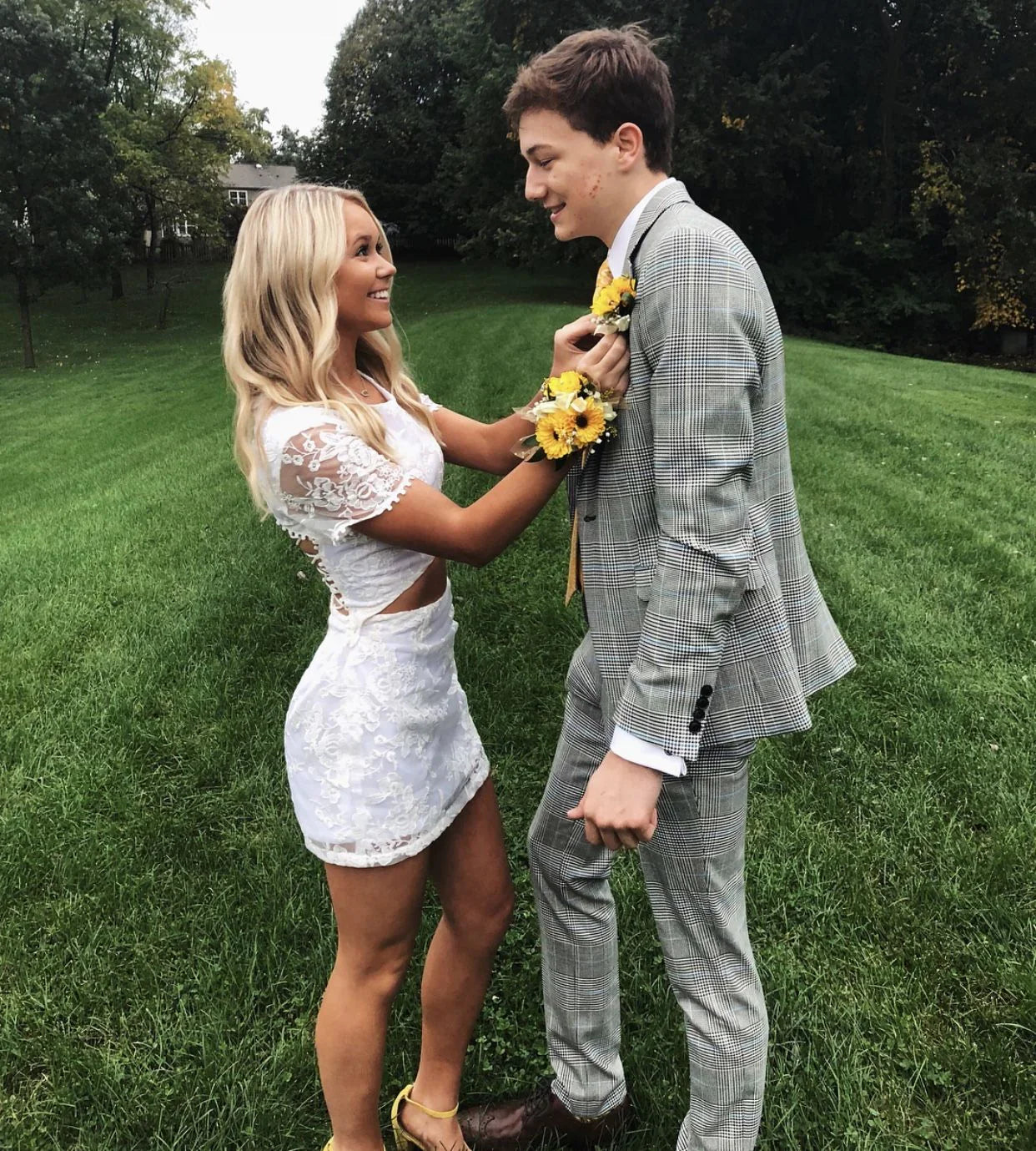 Liebenswertes weißes Spitzen-Homecoming-Kleid Weißes Cocktailkleid Y2237