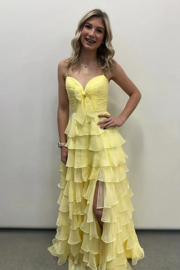 Vestido de festa amarelo com alças finas e folhos, corte A e flor PSK706