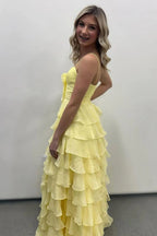 Vestido de festa amarelo com alças finas e folhos, corte A e flor PSK706