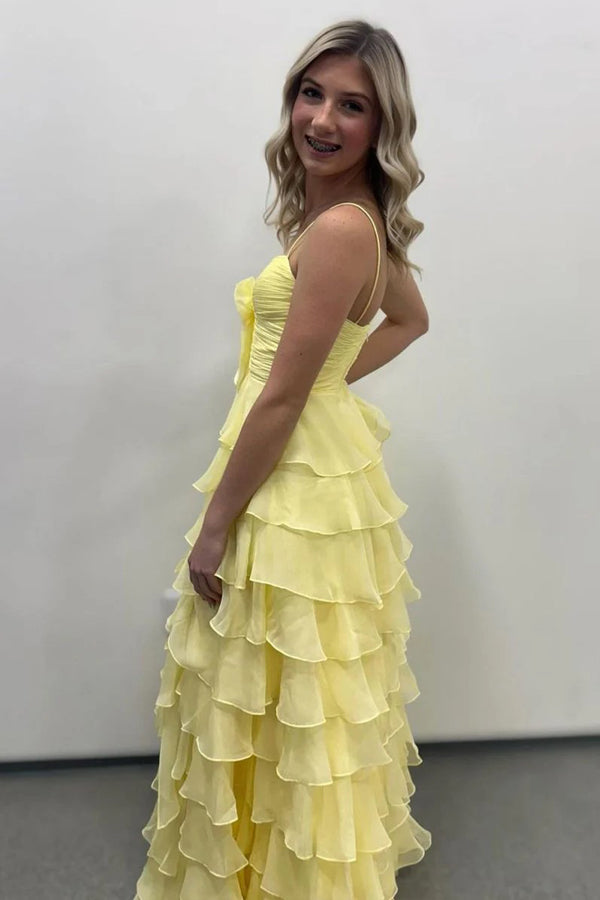 Vestido de festa amarelo com alças finas e folhos, corte A e flor PSK706