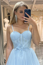 Vestido de festa em tule azul brilhante com alças finas e corte A PSK473