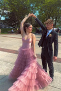 Une robe de bal longue rose pâle en tulle superposé à décolleté cœur de la ligne A PSK600